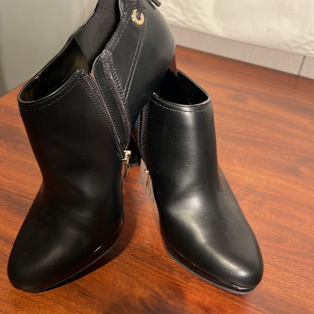 Liz Claiborne Black, 9 1/2 medium side zip 3.5inch  shoe